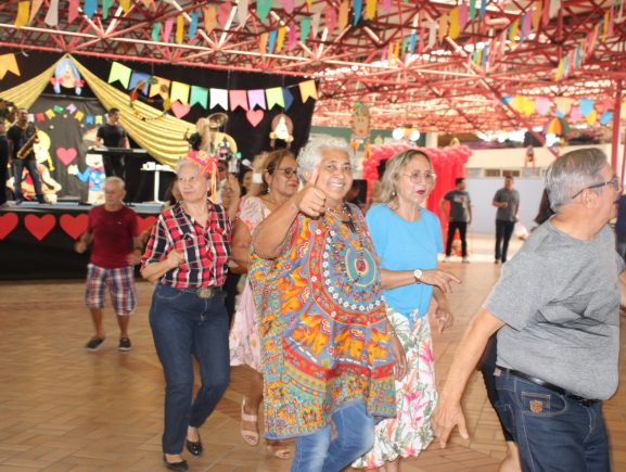 Centros promovem bailes para eternos namorados danças e comidas