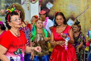 Imagem da notícia - Centro Estadual de Convivência da Família Maria Miranda Leão anima idosos com atividades de Carnaval 
