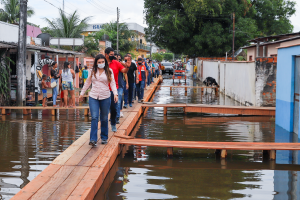 Imagem da notícia - Governo do Amazonas visita áreas alagadas de Parintins e acelera ações sociais de enfrentamento à enchente