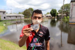 Imagem da notícia - Moradores do Careiro recebem Auxílio Enchente e cestas básicas do Governo do Amazonas