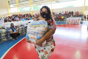 Imagem da notícia - Governo do Amazonas beneficia mais de 700 famílias de pescadores com cestas básicas em Manaquiri