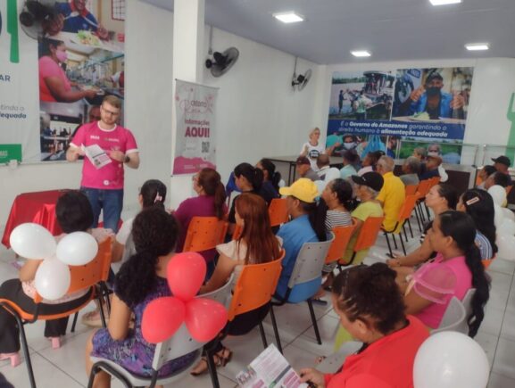 Governo do Amazonas leva orientações sobre o Crédito Rosa as mulheres empreendedoras nas unidades do Prato Cheio