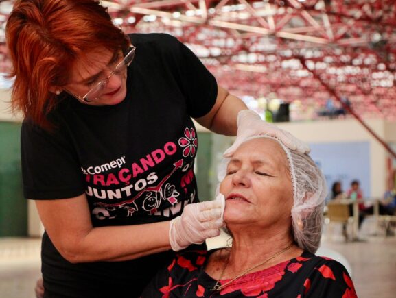 Quem ama, se cuida: Idosos do Ceci Aparecida tem dia de embelezamento e cuidados com a pele