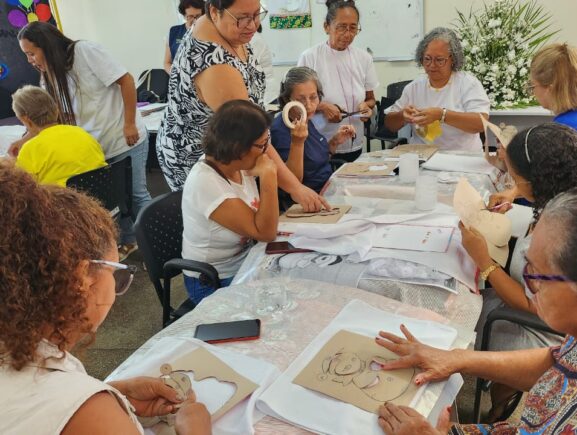 Geração de renda extra: Centro de Convivência do Idoso realiza oficina de pintura natalina