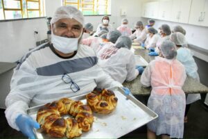 Imagem da notícia - Projeto Padaria Artesanal retoma aulas no CECF Teonízia Lobo